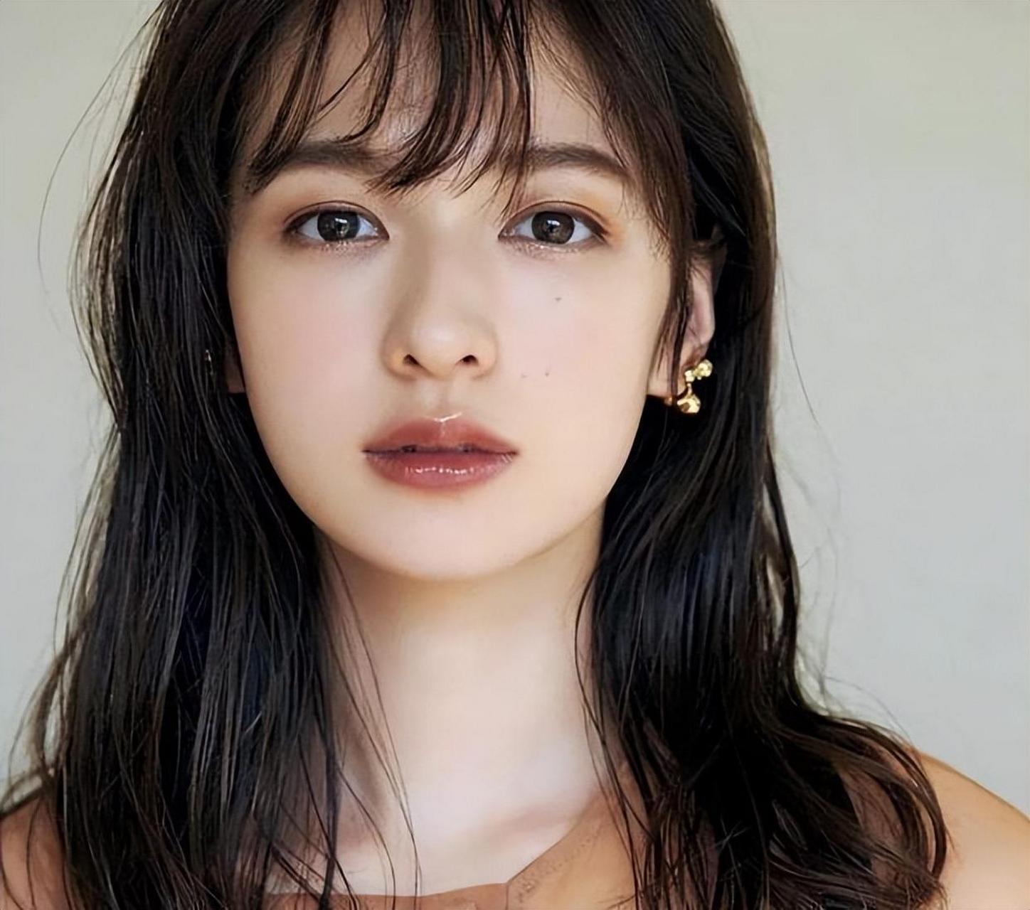 摘要: 大城市女生注重保养,底子好不需浓妆;小城市女生更依赖化妆