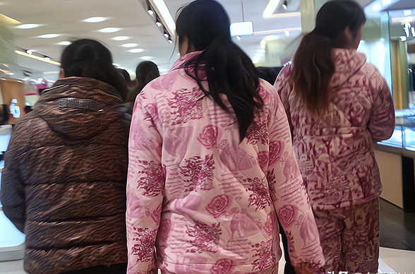 农村再掀"睡衣风",穿睡衣出门串门,既丑又土,为何都喜欢穿?