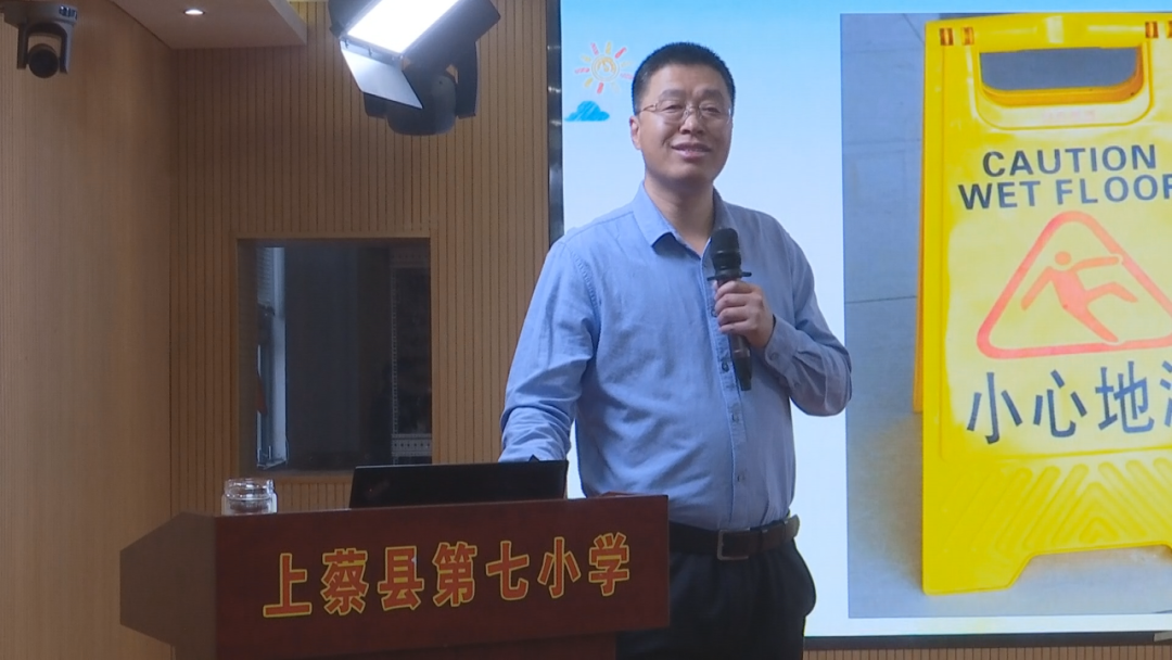 上蔡县政府副县长王忠新为第七小学讲思政课