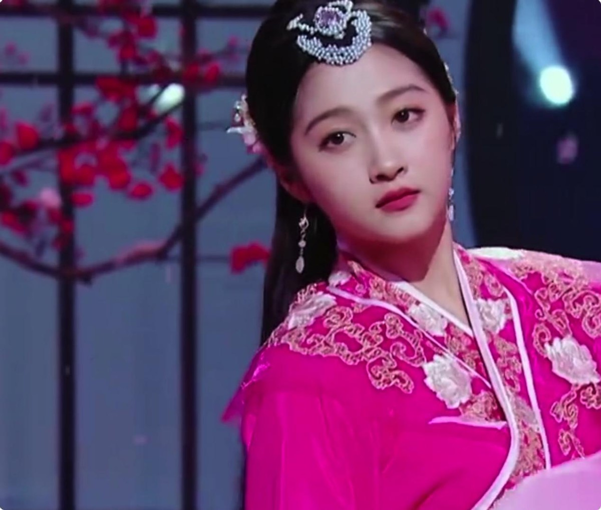 王牌8:景甜演华妃美得冒泡,关晓彤跳惊鸿舞被嘲像太妹跳广场舞