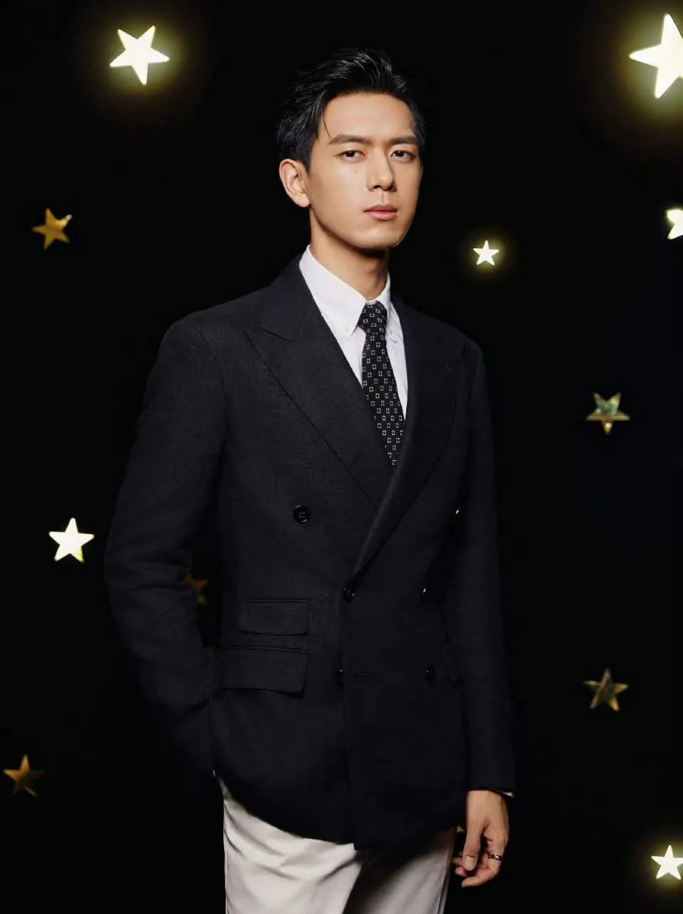 李现,张艺兴,丞磊,周翊然,关晓彤,程潇 跨年造型出图!#2024跨年晚会