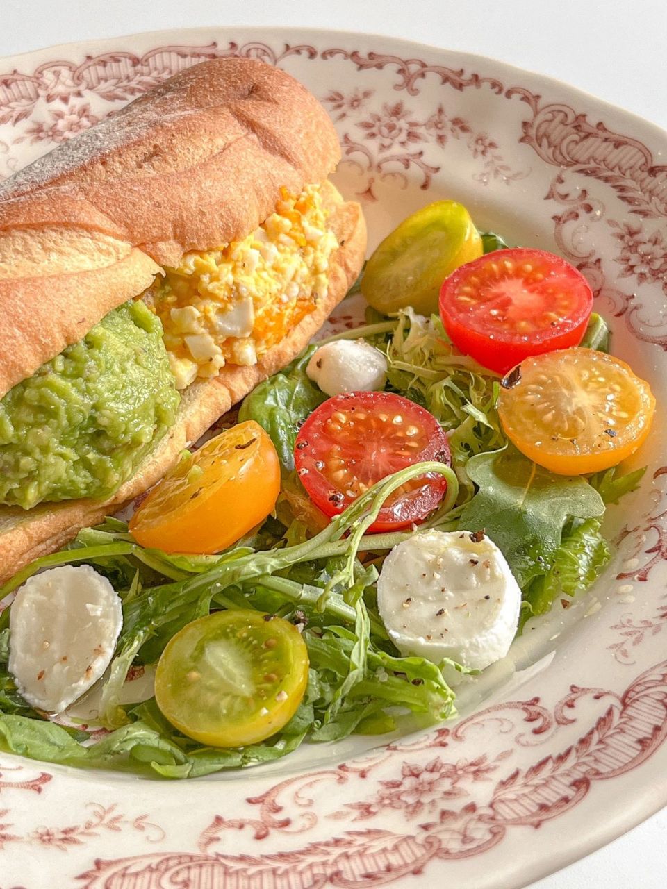 健康早餐水牛芝士沙拉西班牙天空 今日早餐盘西班牙天空拿铁 牛油果