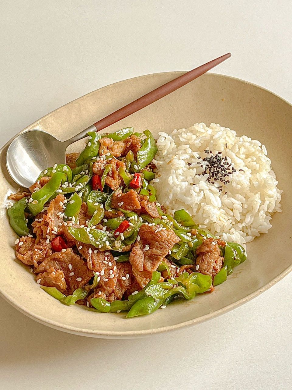 快乐减脂餐青椒炒牛肉片盖饭 今日份快乐减脂餐清荔绿茶 青椒炒牛肉片