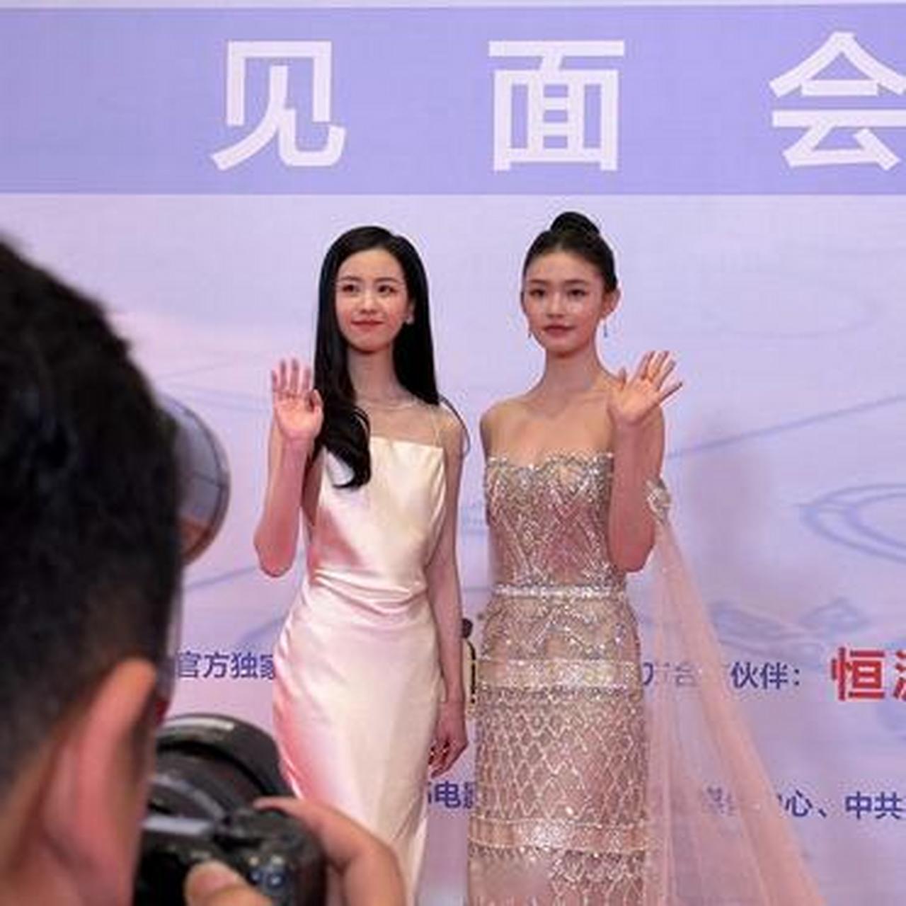 陈都灵林允今日红毯同框合照来了,美女们的状态也太好了吧,这气质真的