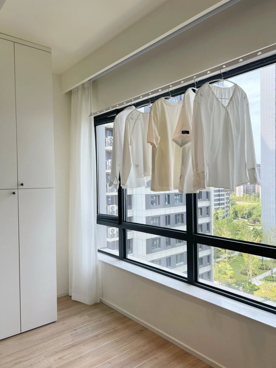 邻居好奇地问我衣服都晒在哪里,我笑着指向阳台的窗帘盒  原来,我把晾