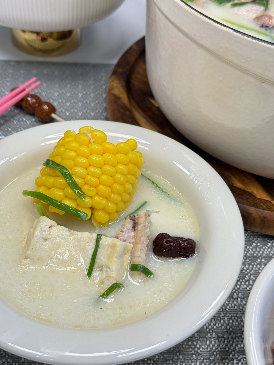 首先,我们需要准备以下食材: 黑鱼:1条 豆腐:1块 姜片:适量 植物油