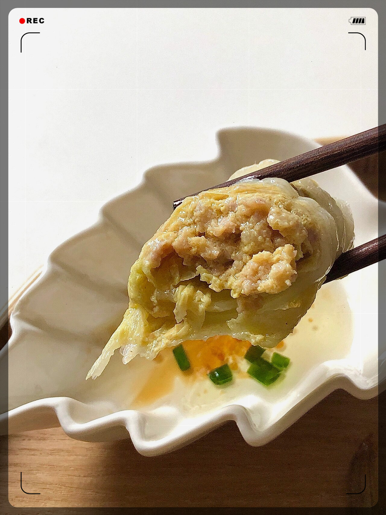 白菜肉卷  制作过程 准备材料:白菜叶 肉末 1.