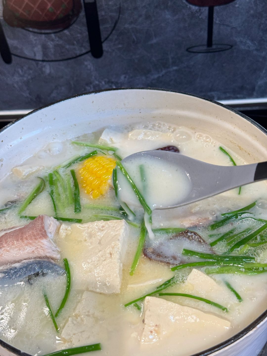 首先,我们需要准备以下食材: 黑鱼:1条 豆腐:1块 姜片:适量 植物油