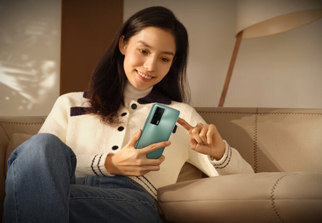 红米k60e定位于中端机市场,同价位的选择也非常多