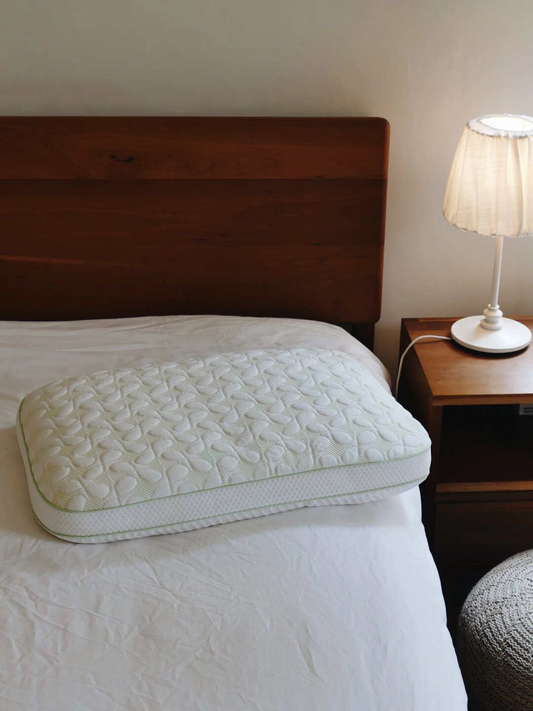 枕着溪水而眠 是个位于溪流一侧的小房间, 两面窗户