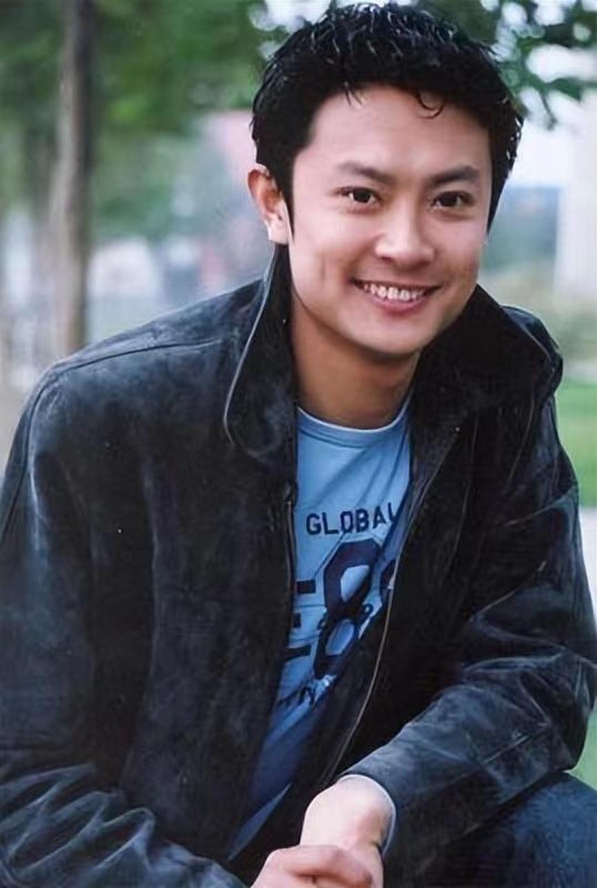 但结婚后,印小天才发现,原来妻子的学历是造假的,而老丈人只是一位卖