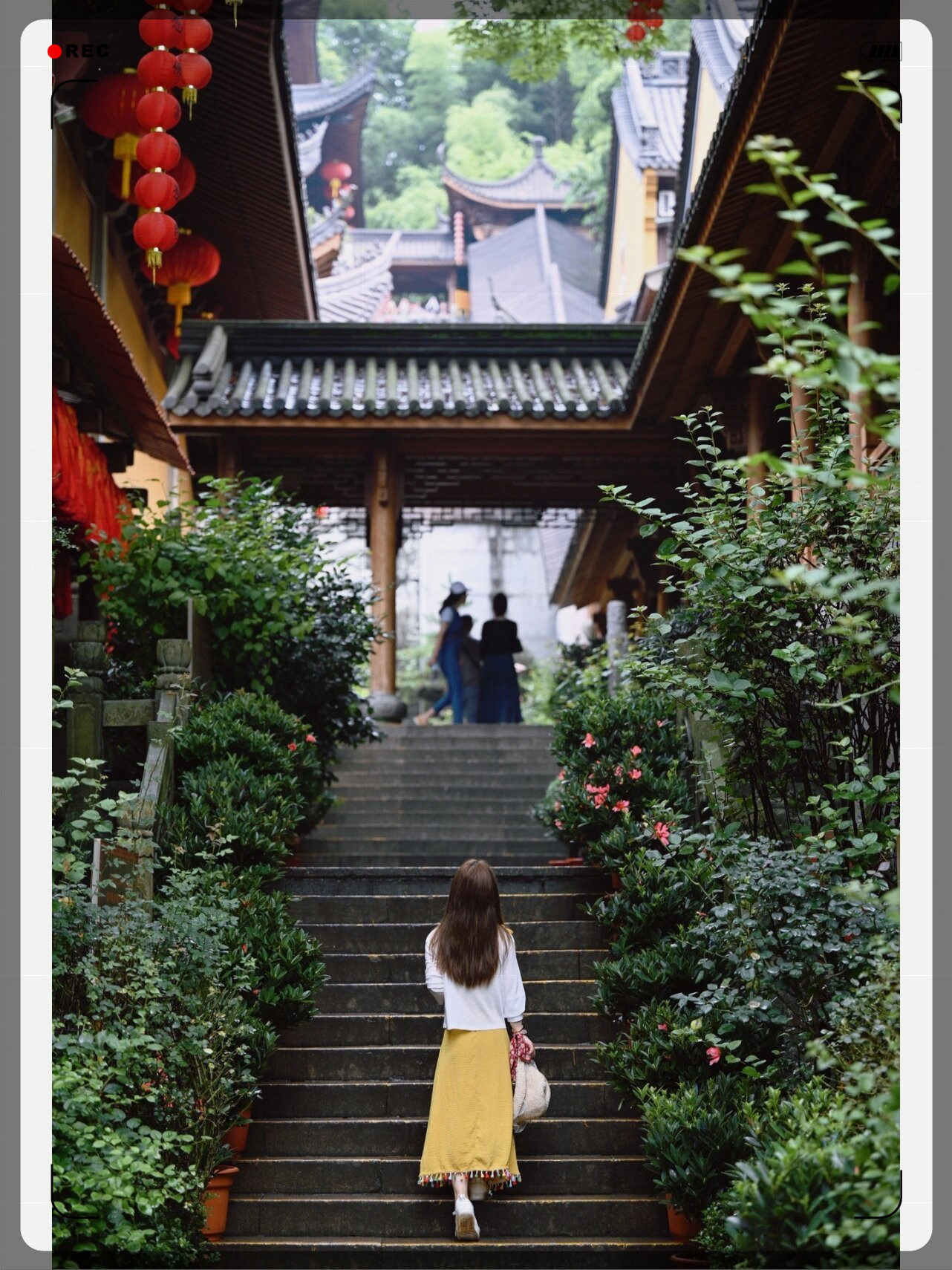 杭州的法喜寺作为一座备受瞩目的网红景点吸引着众多游客的关注