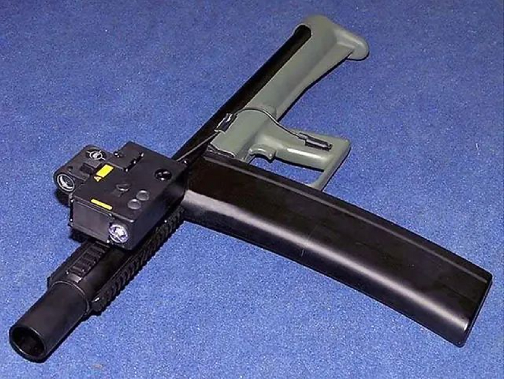 德国莱茵金属公司2012年展示了现代化单兵作战武器"九头蛇"榴弹发射器