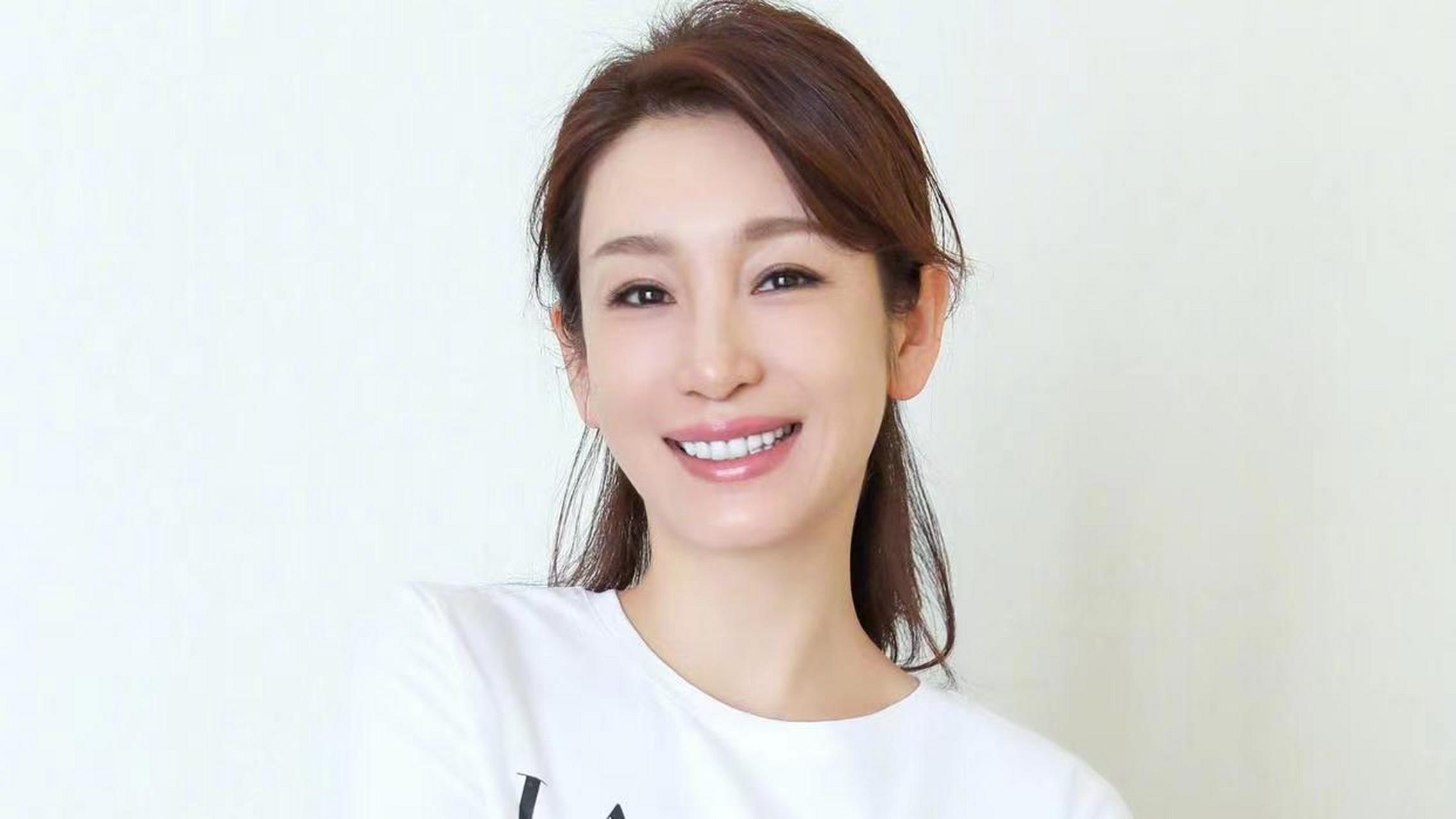 在一次节目中,金星向秦海璐提问:"你认为袁泉和周迅谁的演技更好?