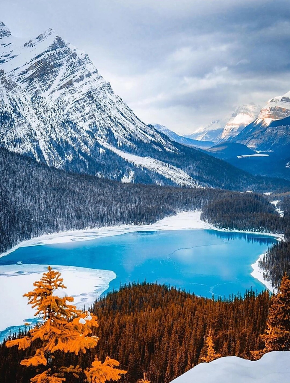 加拿大梦莲湖,晶莹剔透的冰,蔚蓝色超治愈  大家好,今天我要向大家