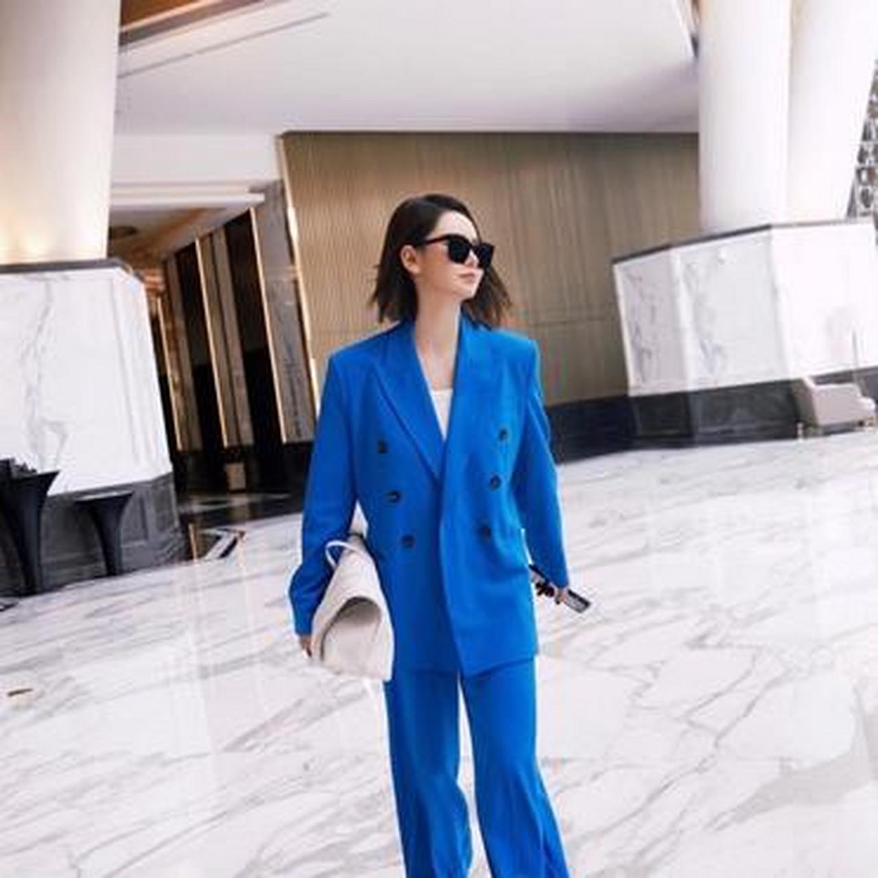 戚薇一身克莱因蓝西装穿搭,这也太显白了呀,不得不说戚薇团队的审美就
