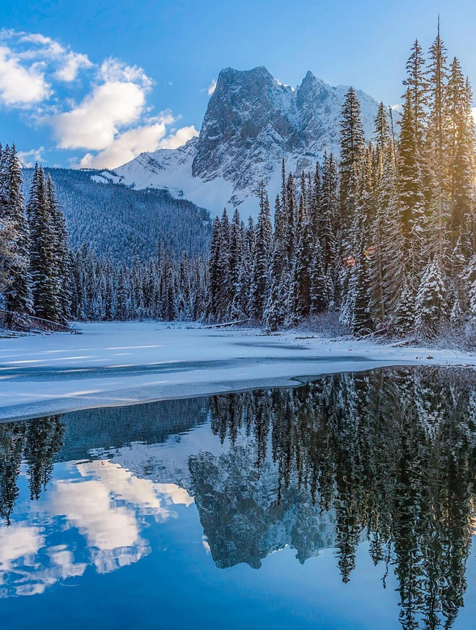 加拿大梦莲湖,晶莹剔透的冰,蔚蓝色超治愈  大家好,今天我要向大家
