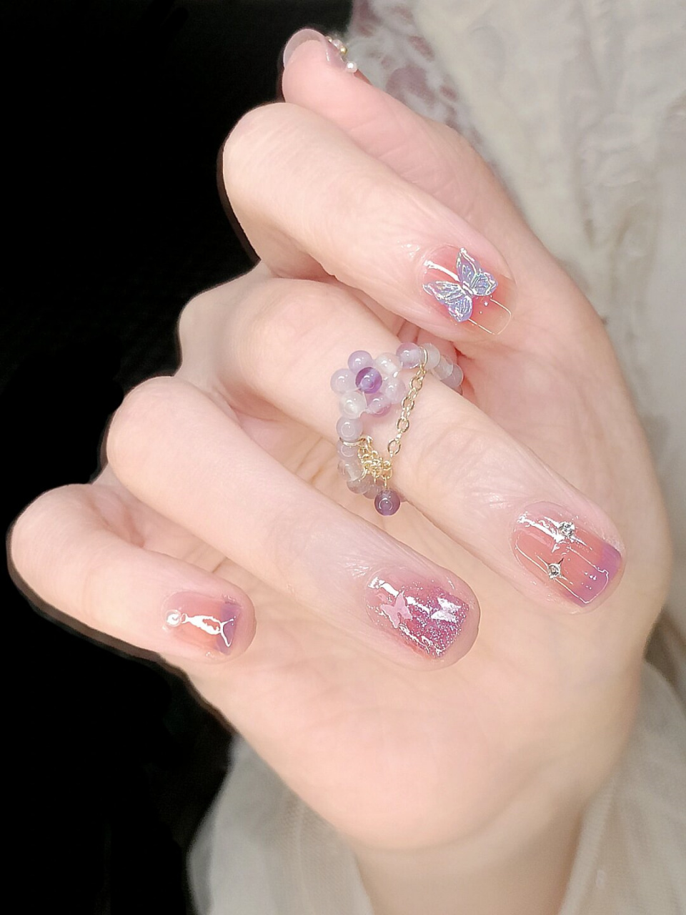 碎钻浅香芋紫蝴蝶美甲  冬日漫画手变形计     这款浅紫蝴蝶美甲,如同