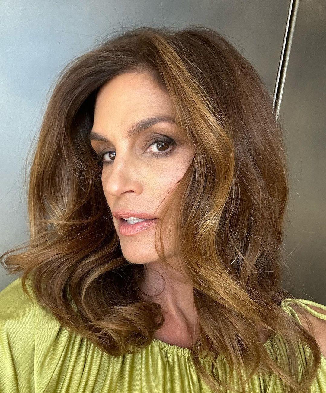 57岁超模辛迪·克劳馥素颜出镜,满脸皱纹显苍老,气场依旧强大