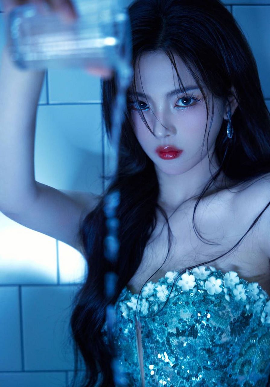 杨超越在盛典上以蓝色亮片裙惊艳亮相,宛如深海美人鱼,展现时尚品味和