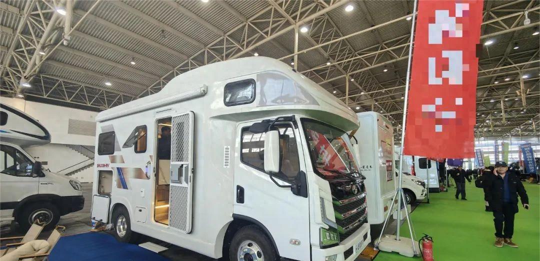 豪华平头后置厨房房车（后置厨卫小额头c型房车）