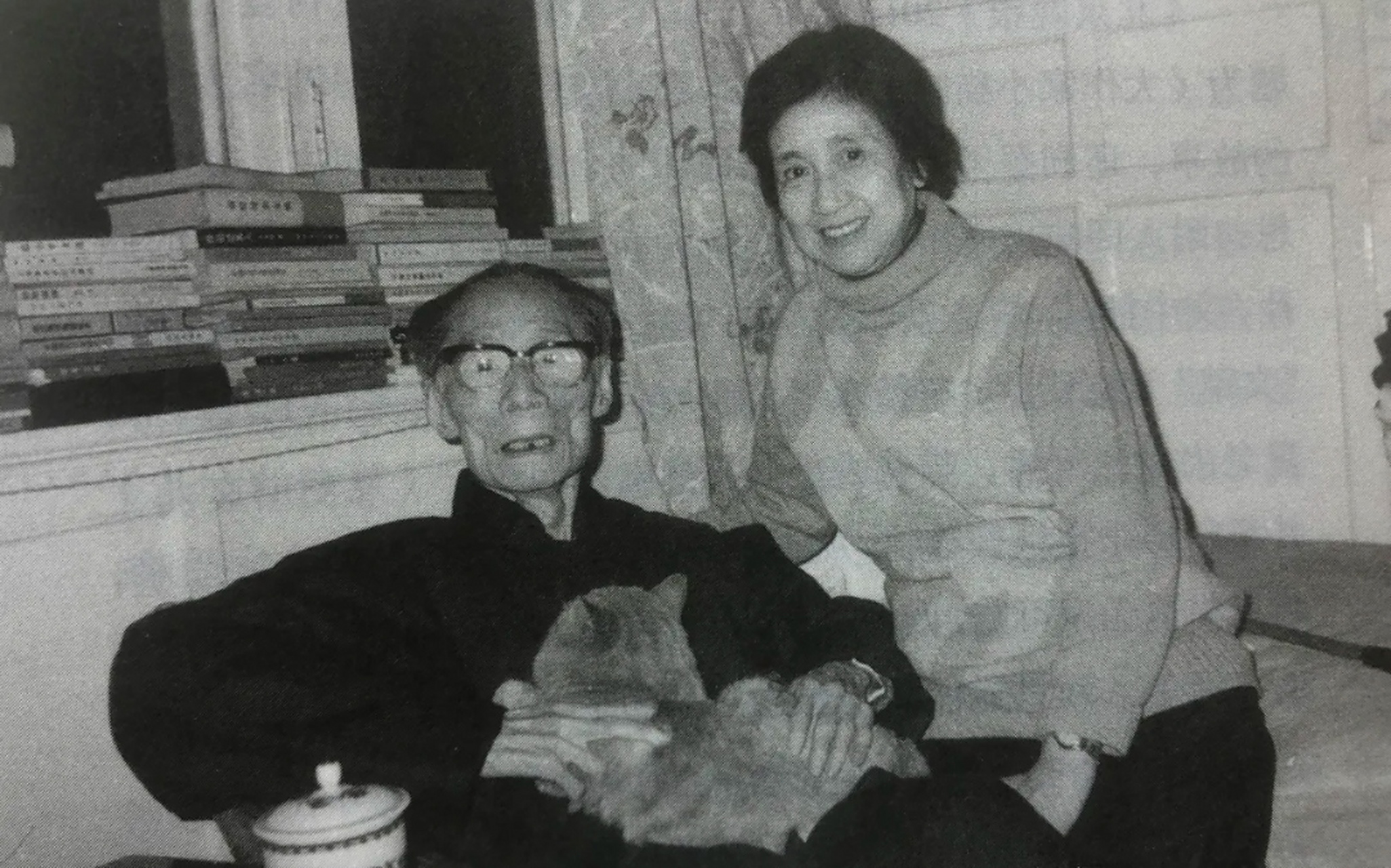 1992年夏衍和自己的爱猫,旁边是他的下属马懋如.