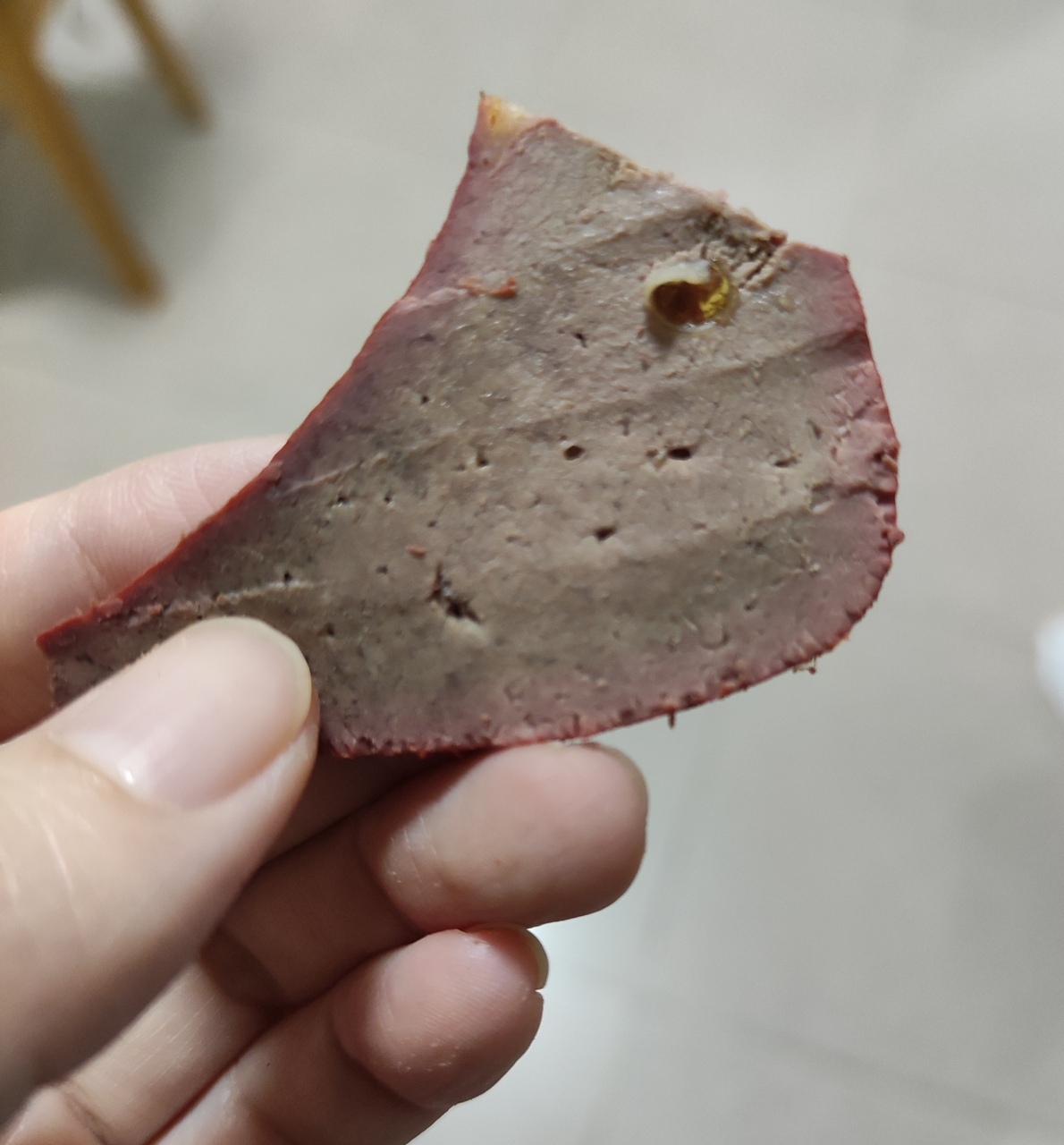 晚上买回来一块熟猪肝,切着切着发现,同一块猪肝,颜色怎么不一样了