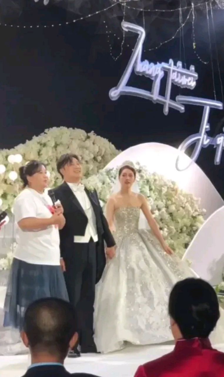 贾玲icon的得力干将张泰维iconicon结婚了!