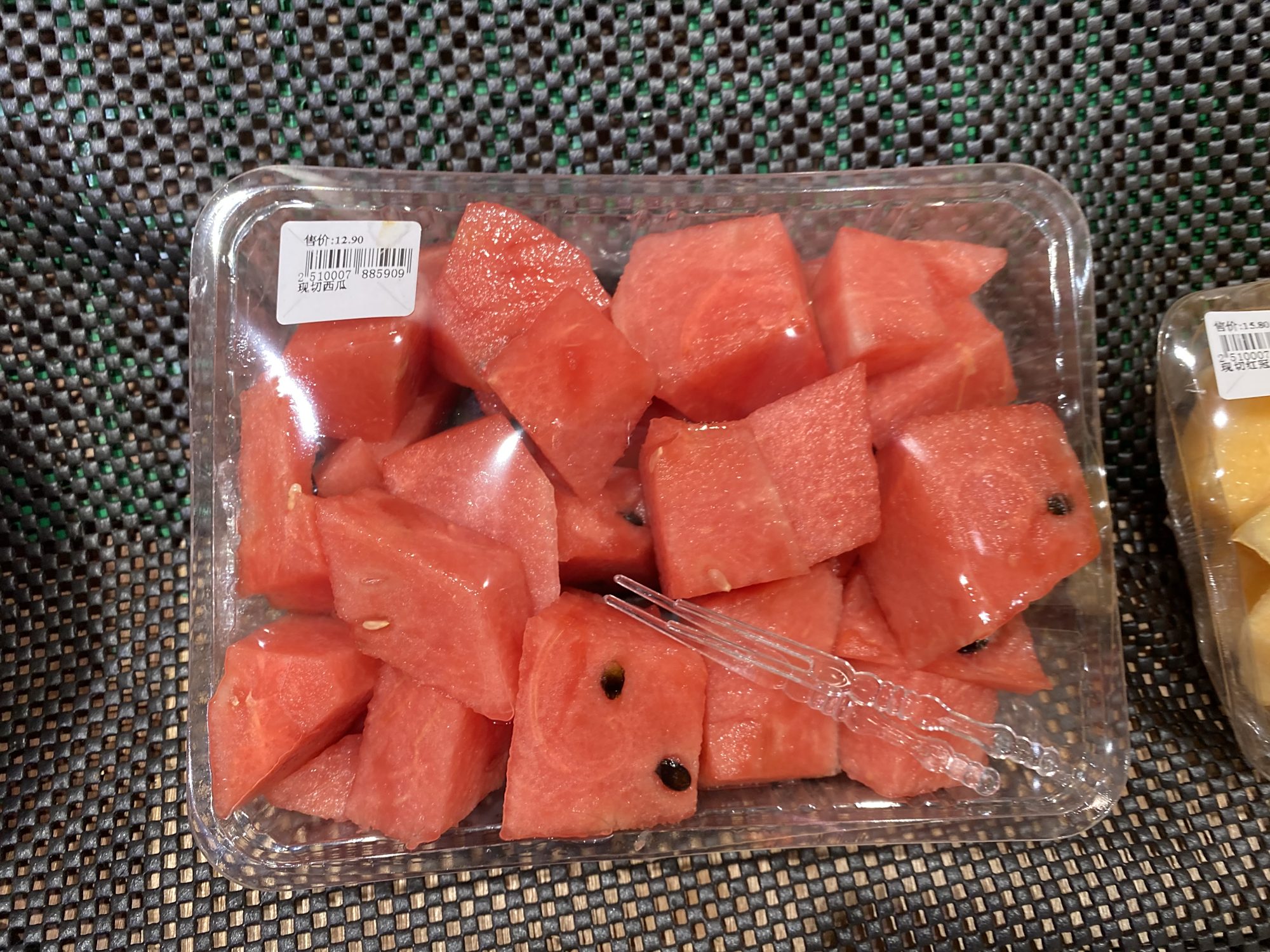 西瓜切成两半配两个勺子和西瓜切成块装在盒子里你更喜欢买哪种?