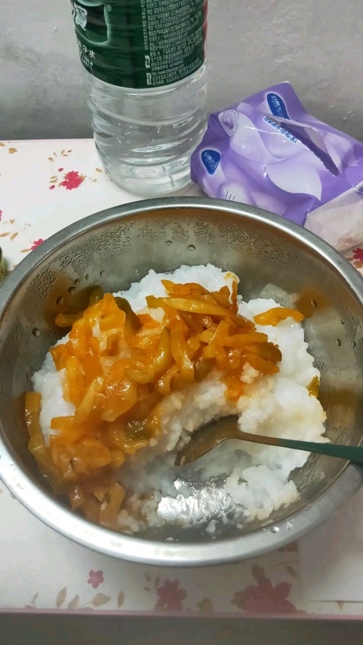 这就是我今天的午餐,白粥配榨菜,特别简单的一餐,没有大鱼大肉,如今
