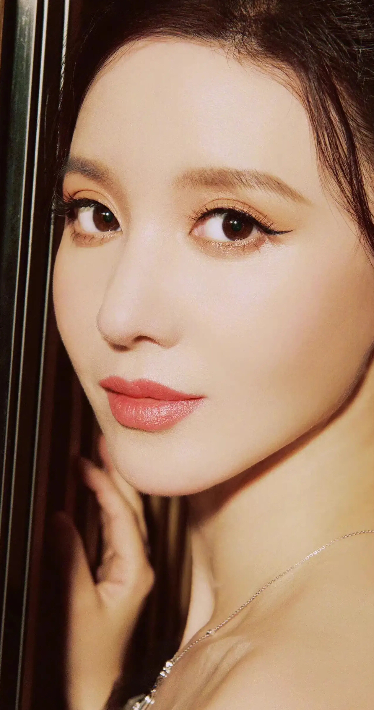 张萌抹胸纱裙的穿搭显得优雅漂亮,性感迷人