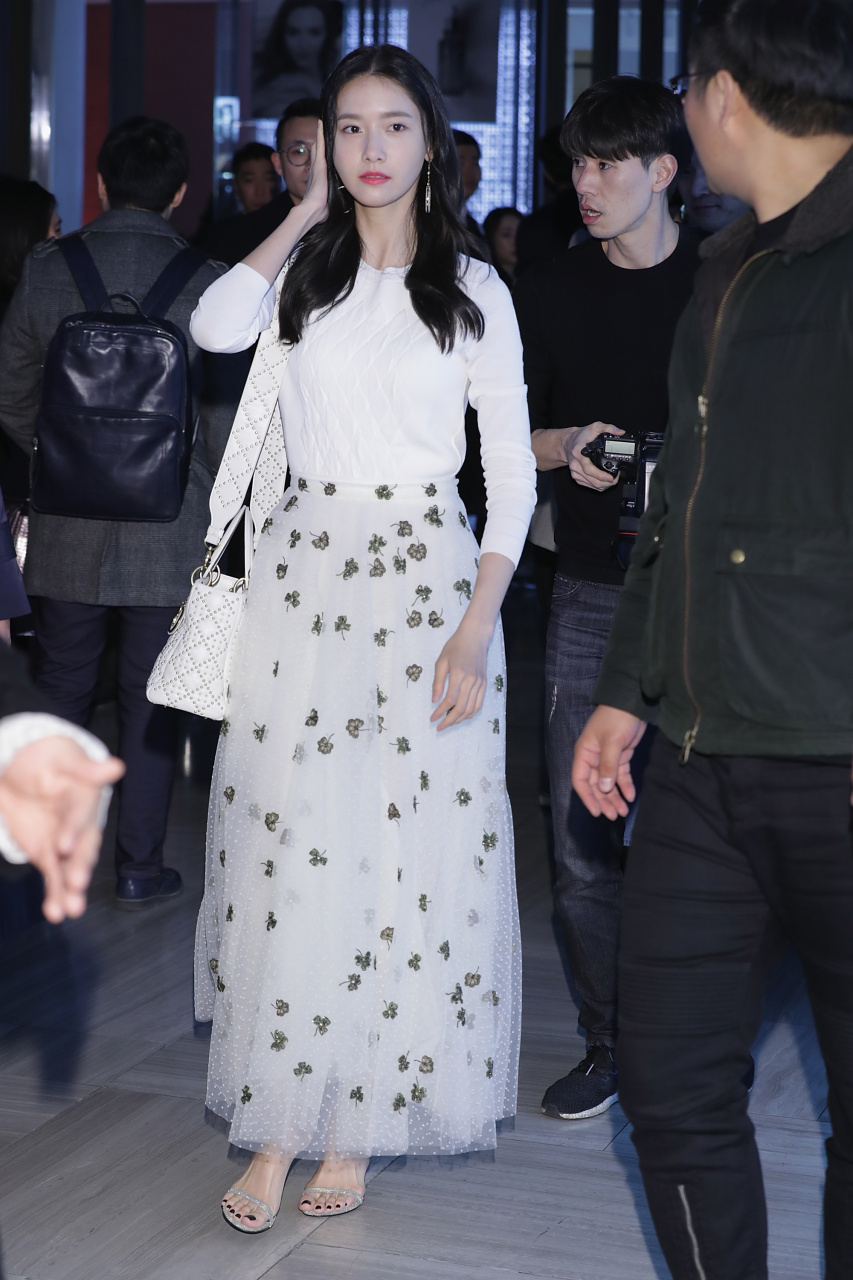 林允儿 碎花长裙 一字带高跟90