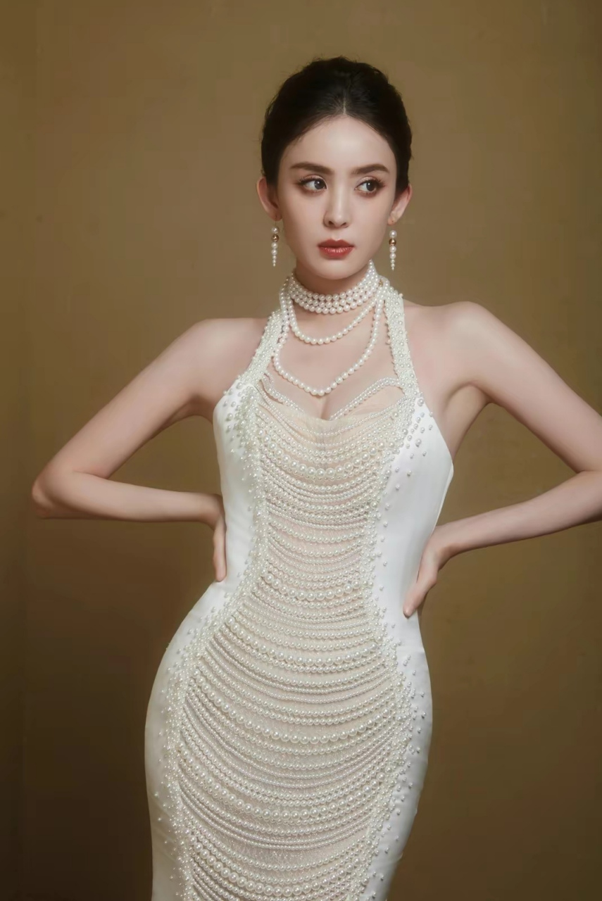 女神古力娜扎,白色包臀礼服,好有贵妇气息.