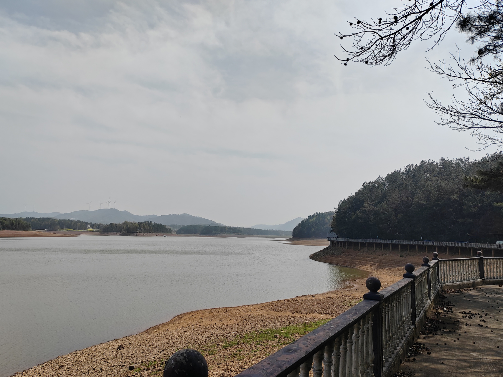 天空一无所有 青山绿水 终究是人类的故乡