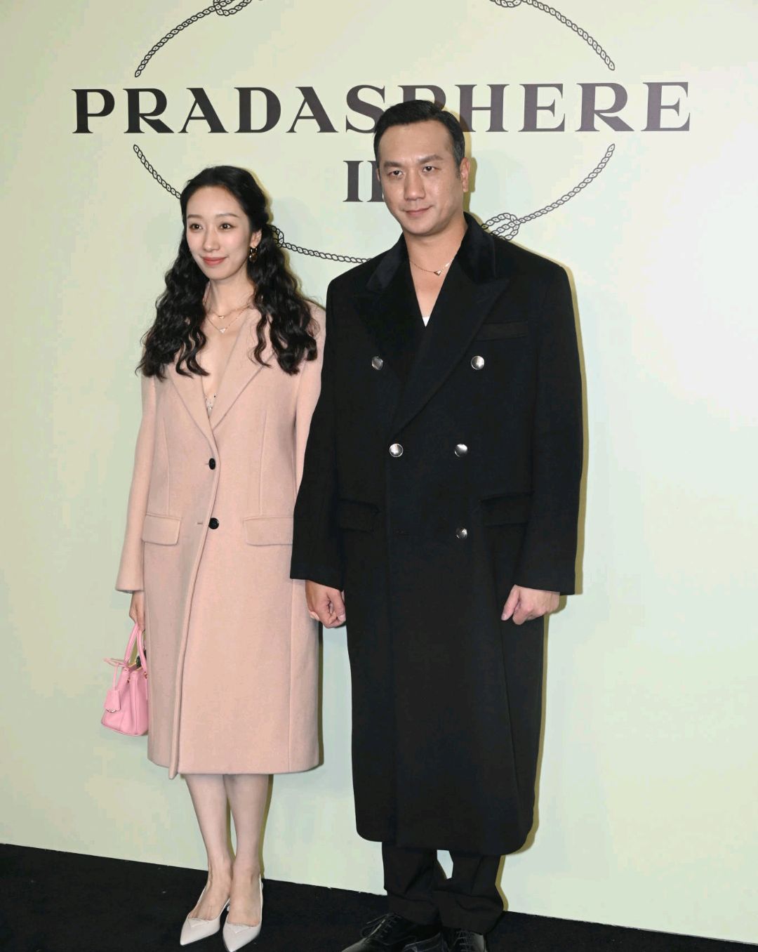 黄觉与妻子麦子合体现身品牌开幕活动,紧牵双手大秀恩爱