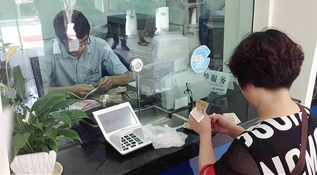 男子取0.94元遭银行抹零 工作人员:一块以下的都不给