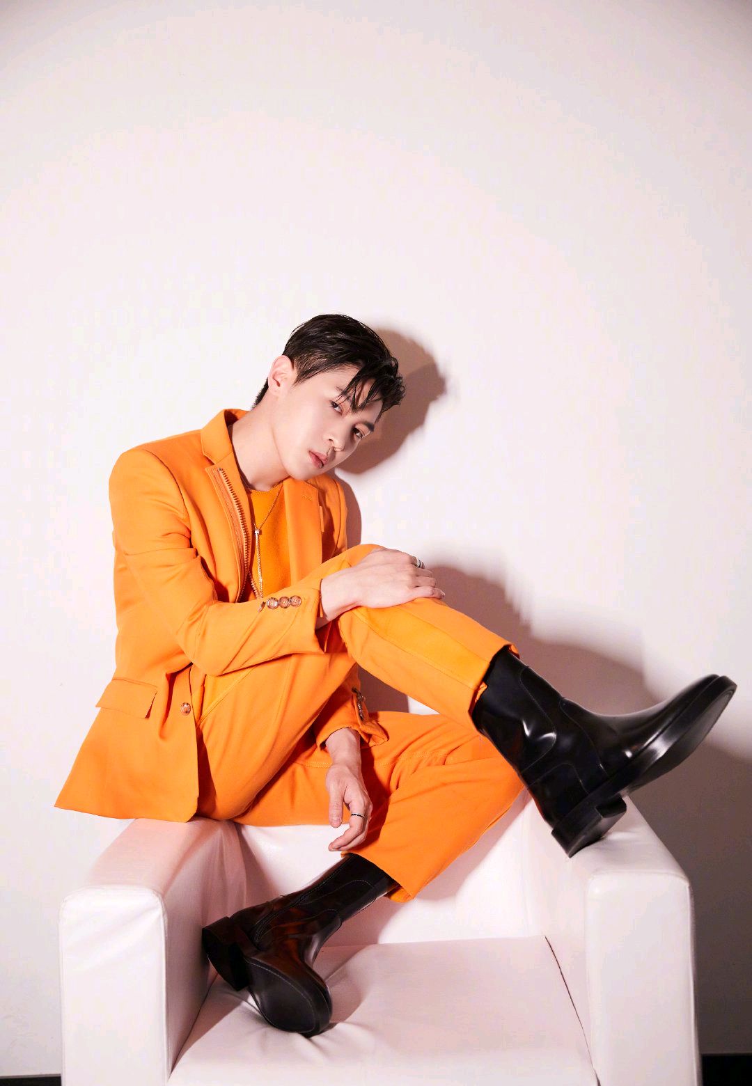 马伯骞一袭橘色西装尽显青春活力