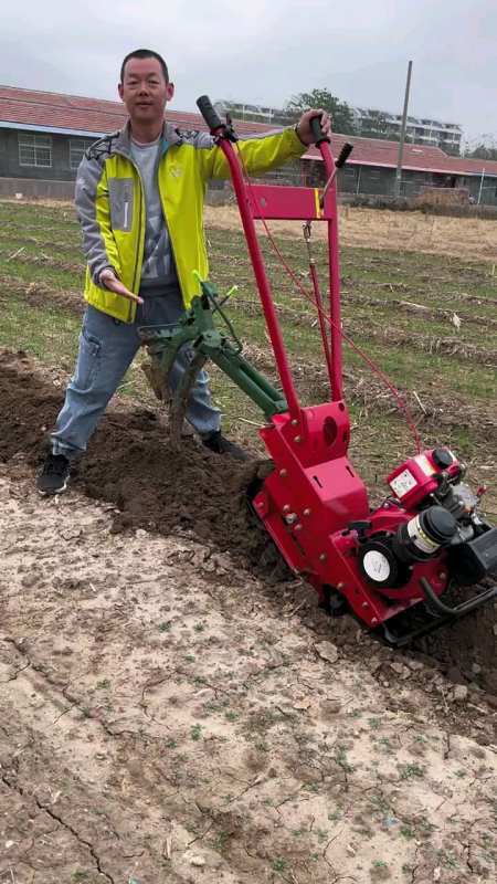 翻地,开沟,松土,施肥,打垅一机多用的小红牛链轨式微耕机-度小视