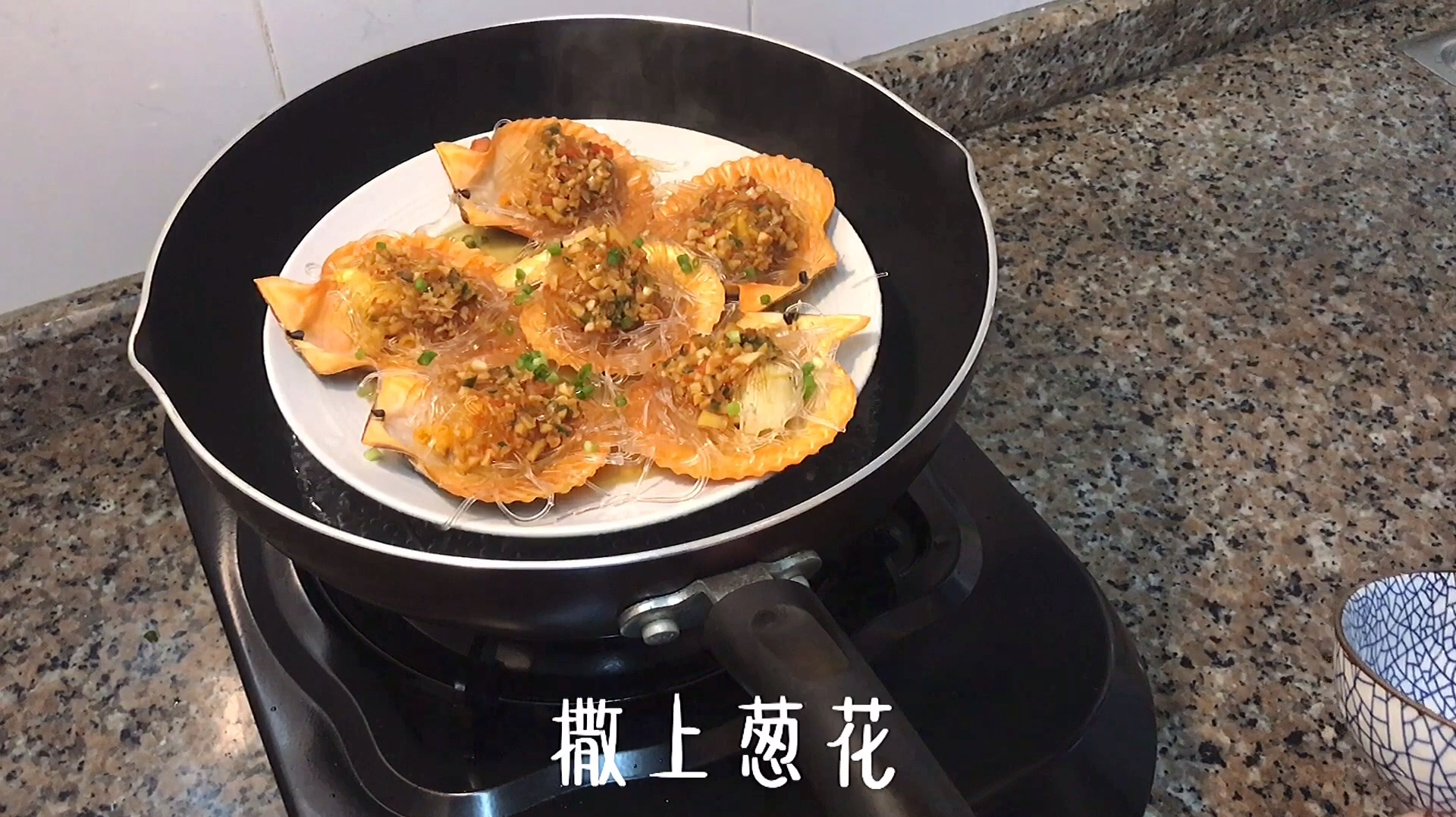 还是喜欢这道美食,蒜蓉粉丝蒸扇贝,一口一个