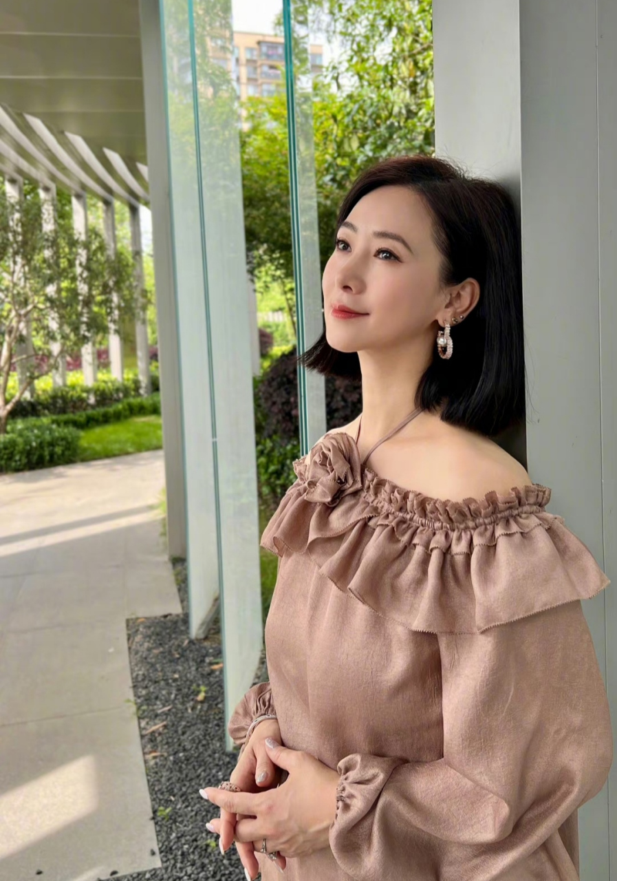 翁虹晒近照状态光彩照人,脸型那么小一点不显老,肤色也很白皙,保养