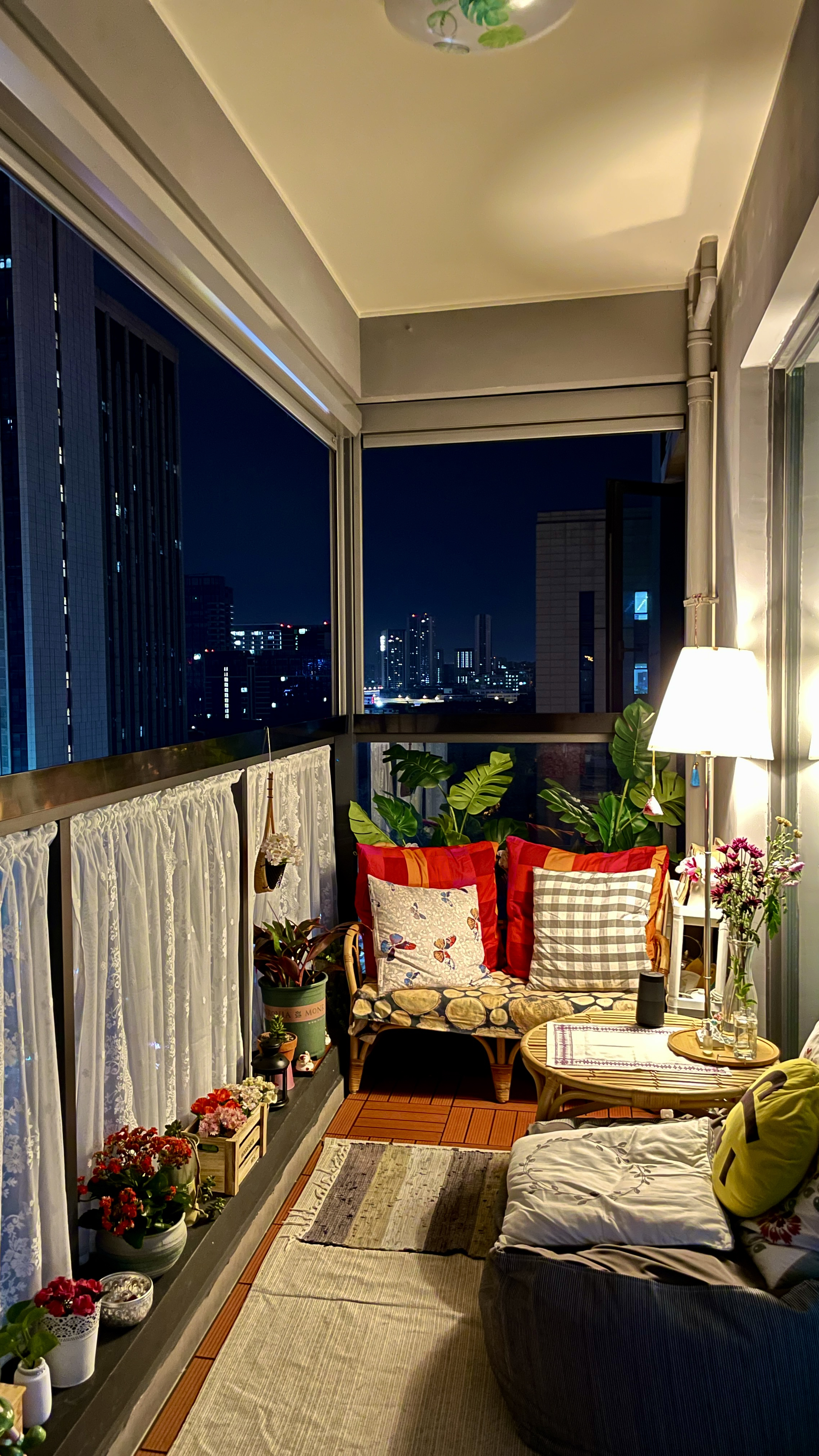 夏夜,在我的阳台小花园纳凉是件愉悦的事情!