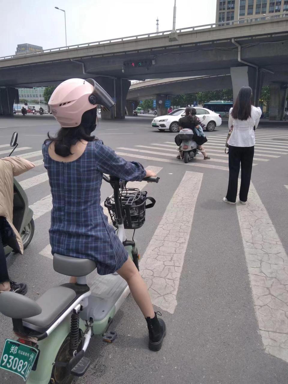 街拍艺术# 道路千万条,安全第一条.骑电车一定要记得戴头盔啊.