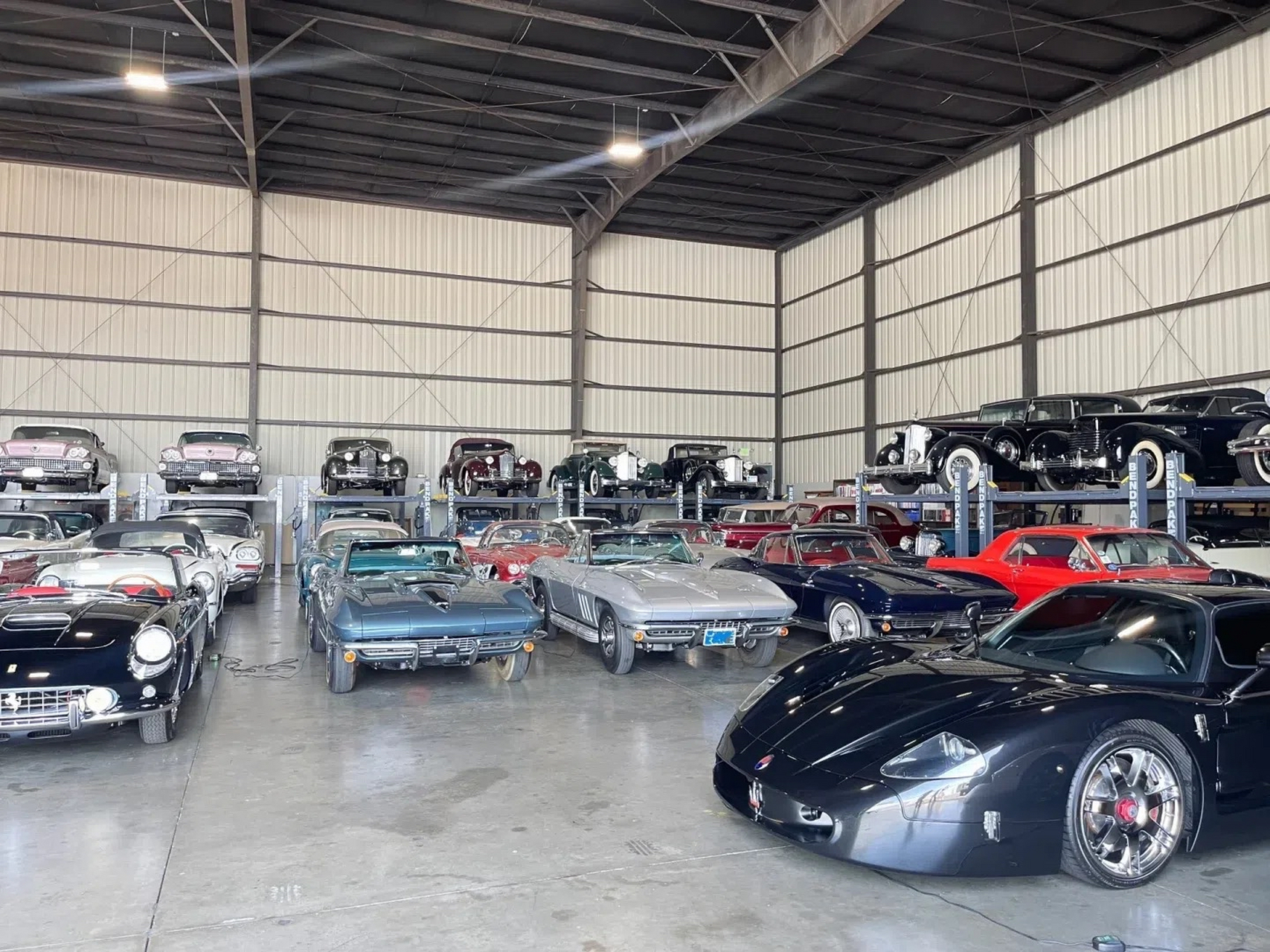 私人车库里最顶级的藏品,在停机坪的私人车库 ,大几亿美金的停车库