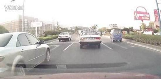 这个开车大神,高速超车需要怎么超,老司机:超车不要犹豫