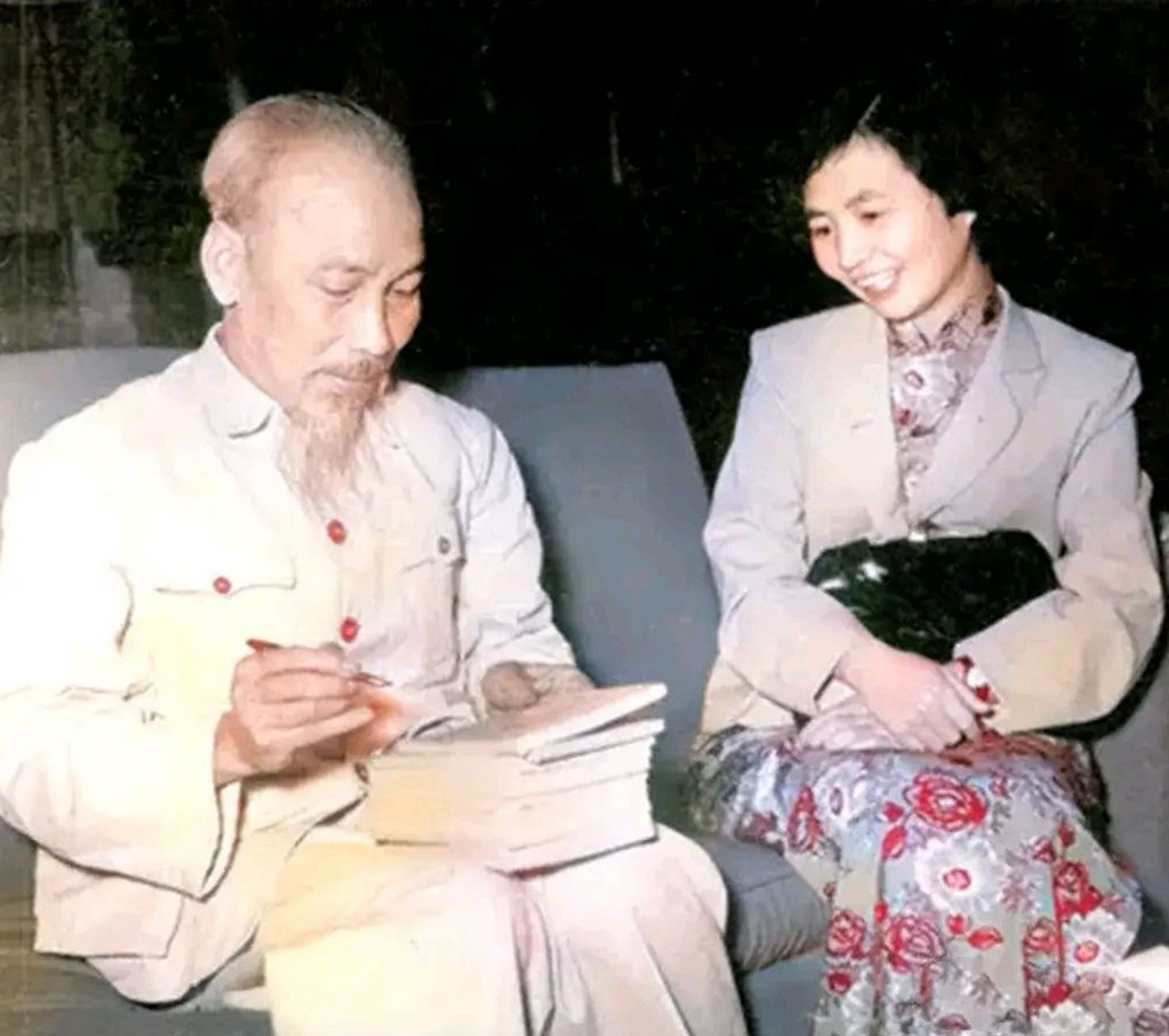1959年,张茜作为外交夫人访华时,与胡志明交谈时的一张照片.