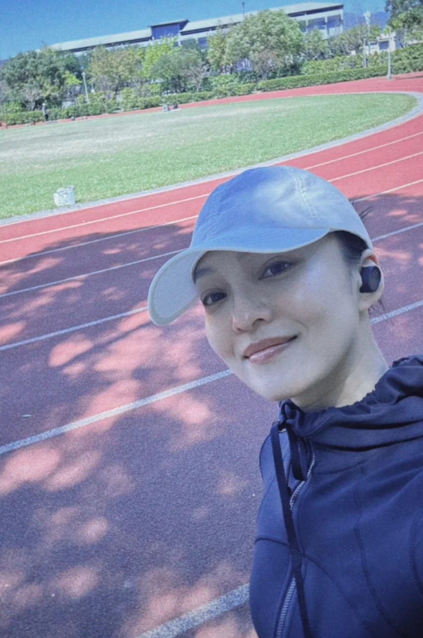 张韶涵素颜在操场上跑步,自拍照皮肤细腻还有光泽,脸型特别小,和她