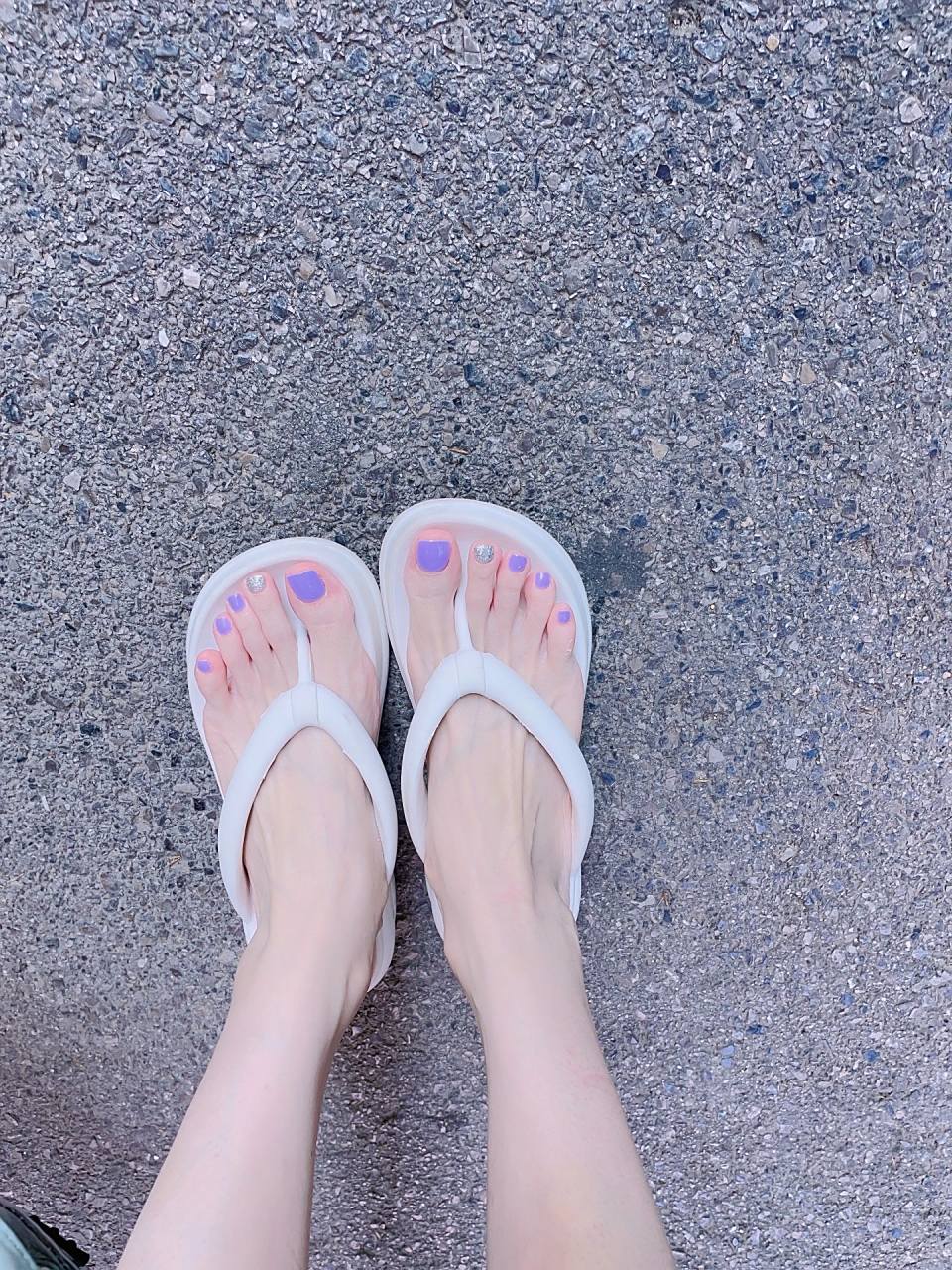 捕捉一双人字拖凉快时尚还洋气 #最美脚丫# #美脚# #时尚穿搭