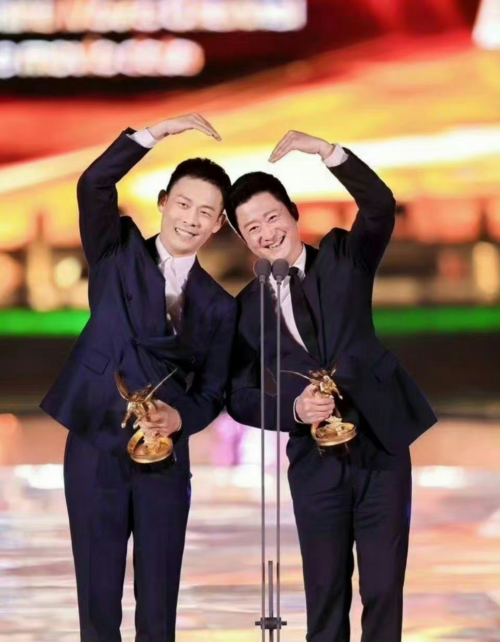 好可爱的叔叔们[温暖]#吴京张译领奖比心