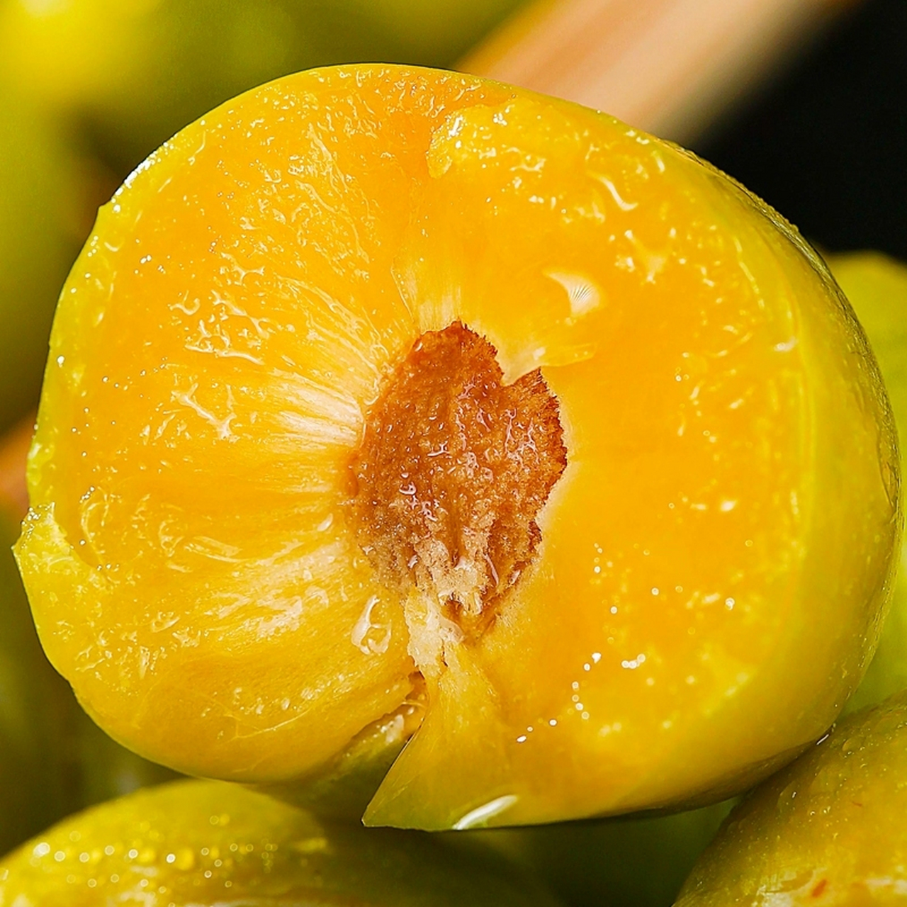 蜂糖李是一种甜美可口的水果,果肉饱满多汁,口感清脆,带有蜂蜜的甜香.