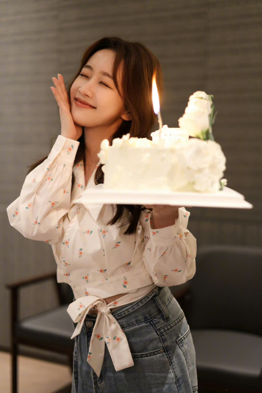 刘美含32岁了,《巴啦啦小魔仙》里的严莉莉真的已经是太久以前的事情